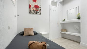 Tabla de planchar con plancha, wifi y ropa de cama