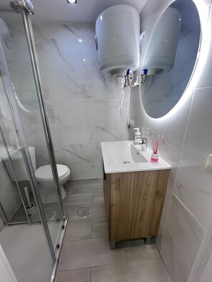 Een douche, een haardroger, handdoeken