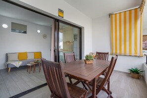 Outdoor dining - Central Apartment with Pool in Los Cristianos (Los Cristianos)