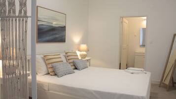 Tabla de planchar con plancha, wifi y ropa de cama