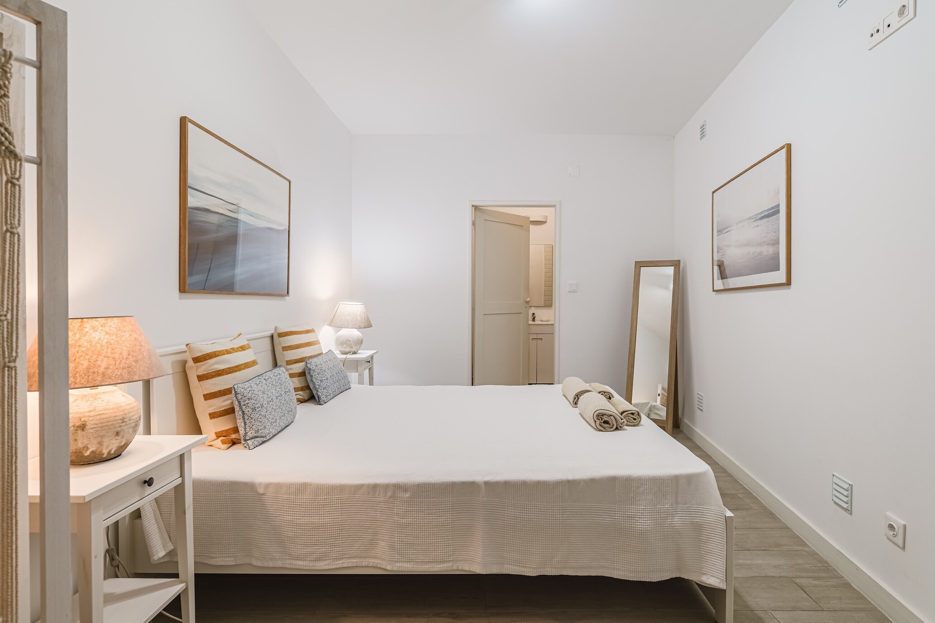 Tabla de planchar con plancha, wifi, ropa de cama