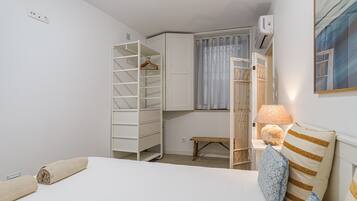 Tabla de planchar con plancha, wifi, ropa de cama