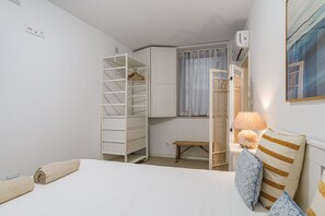 Planxa i posts de planxar, wifi i roba de llit 