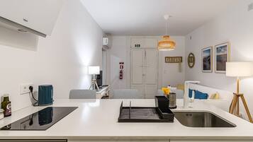 Frigorífico, microondas, horno y placa de cocina