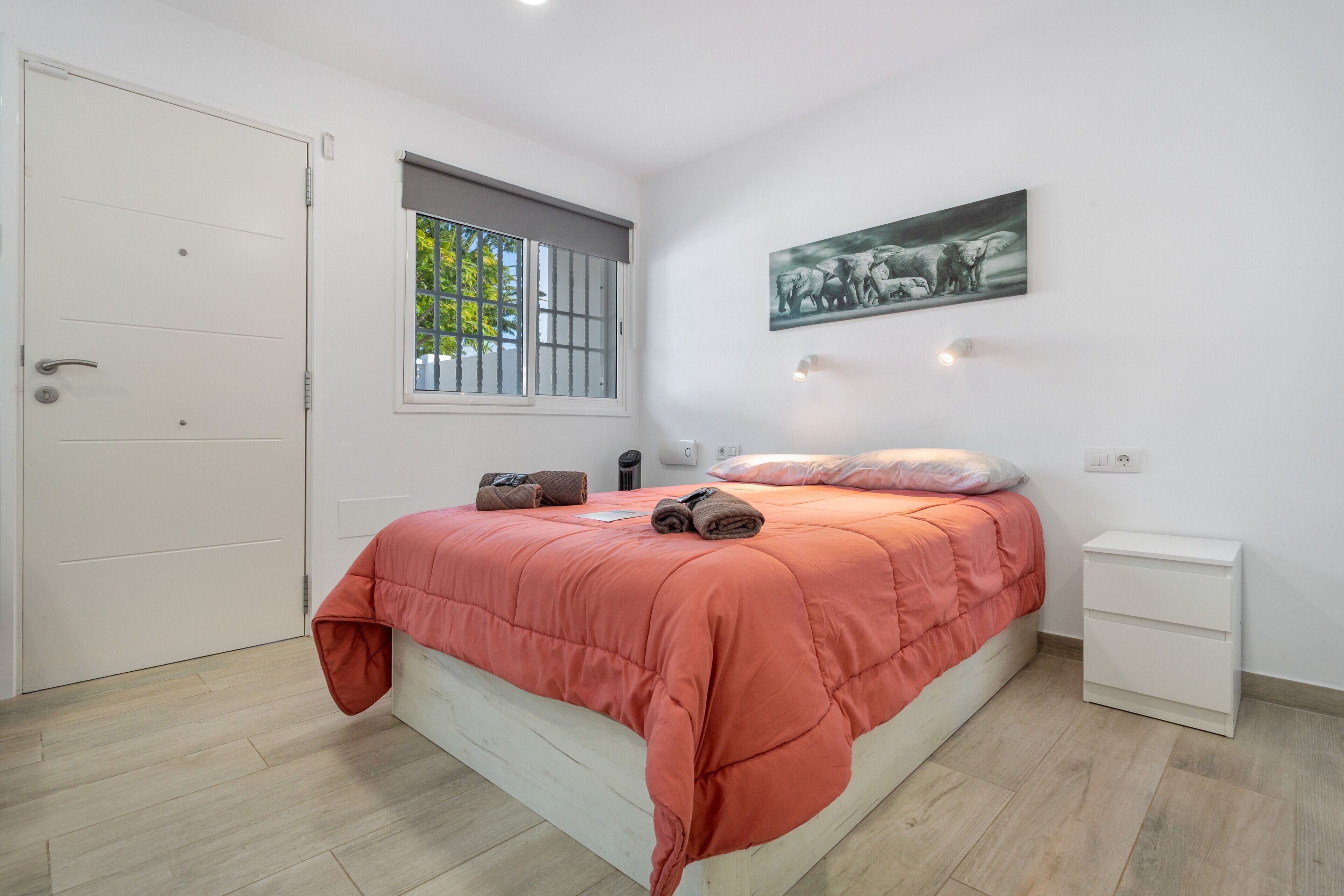 Tabla de planchar con plancha, wifi, ropa de cama