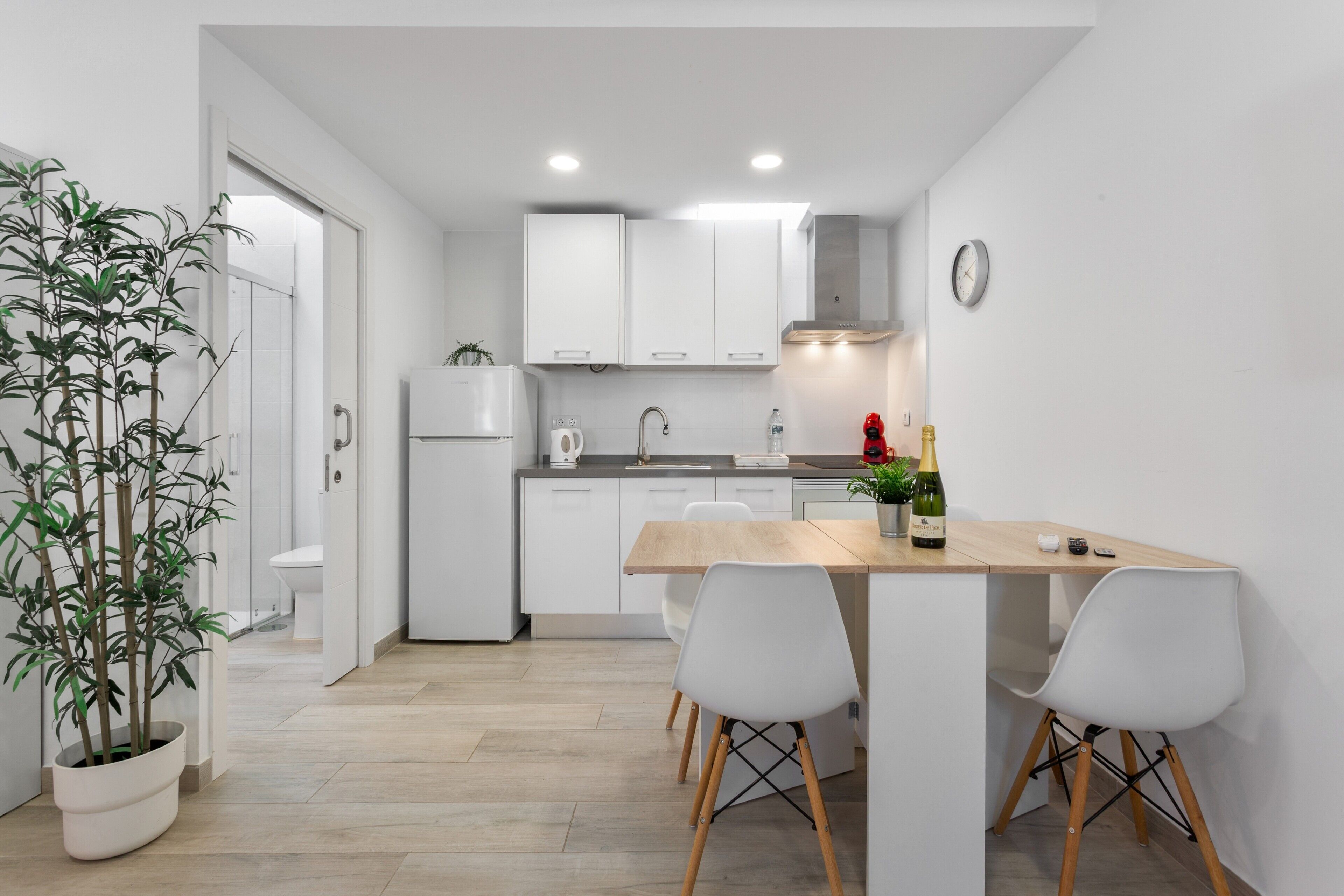 Jääkaappi, mikroaaltouuni, liesi, kahvin-/teenkeitin