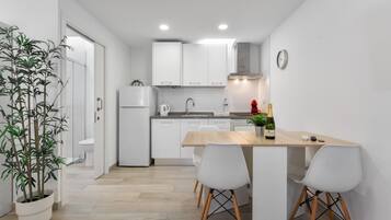 Jääkaappi, mikroaaltouuni, liesi, kahvin-/teenkeitin