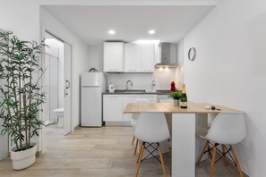 Geladeira, micro-ondas, cooktop, cafeteira/chaleira