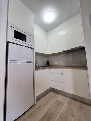 Frigorifero, microonde, piano cottura, macchina per tè/caffè