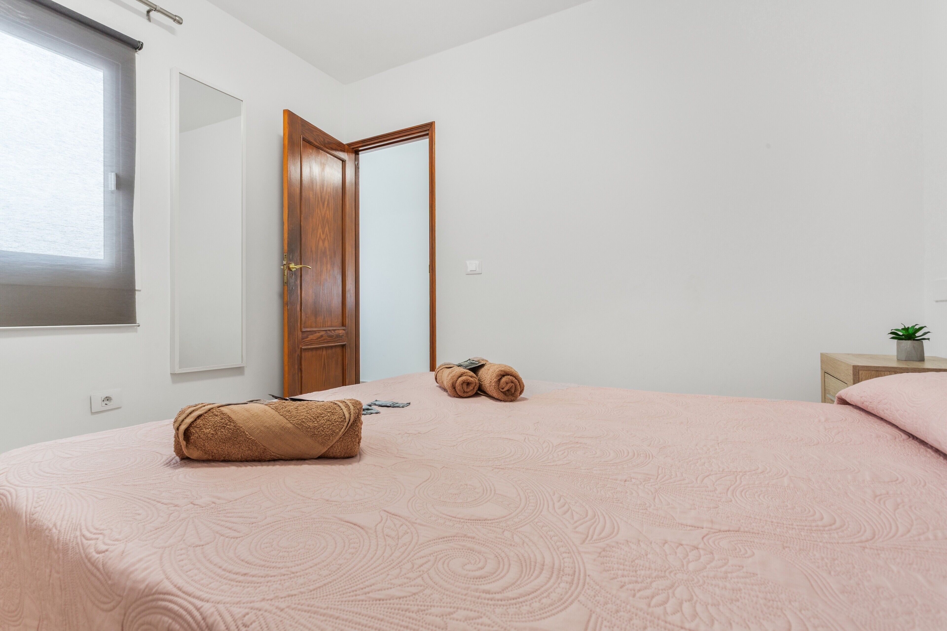 Tabla de planchar con plancha, wifi y ropa de cama 