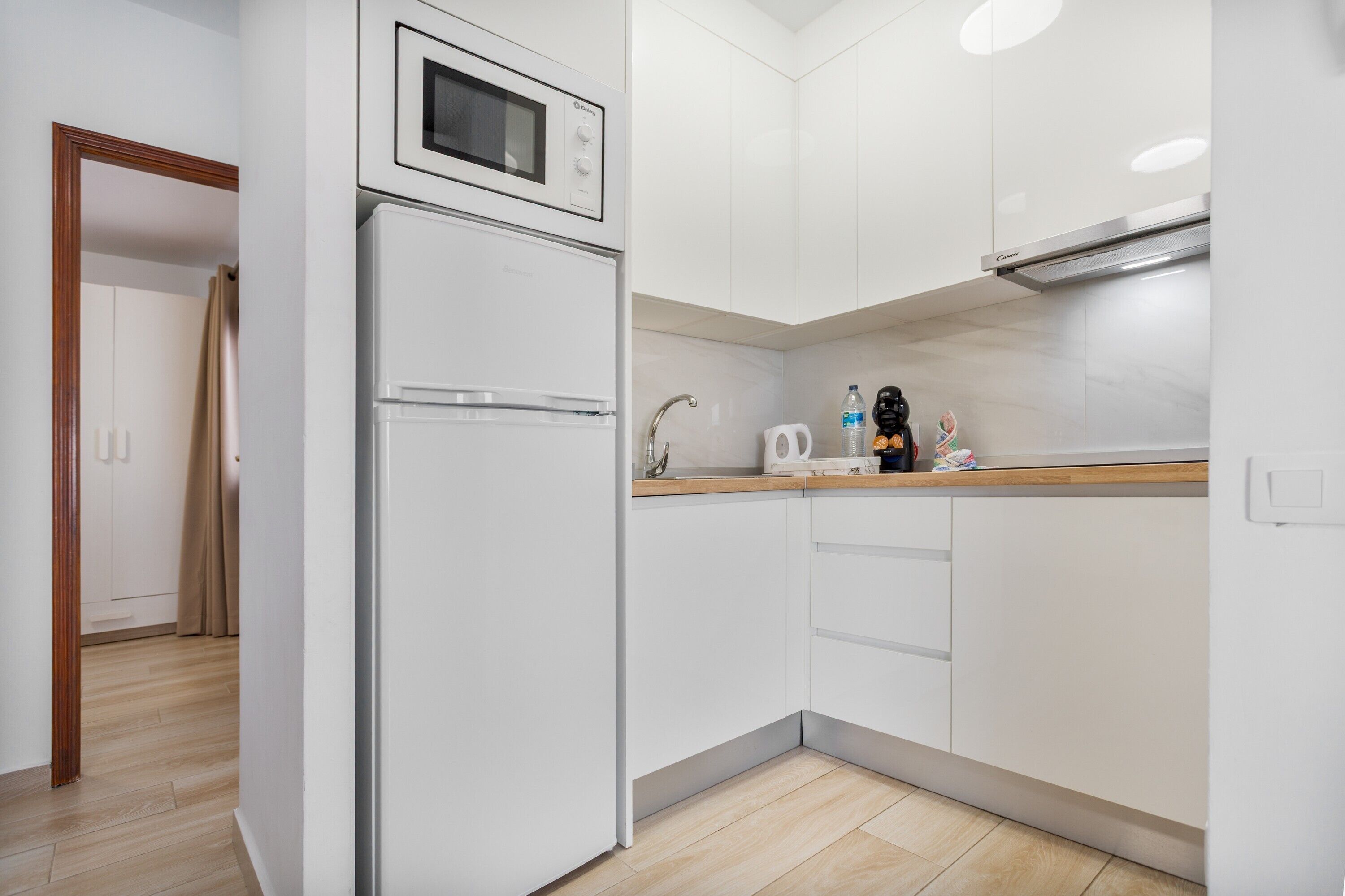 Kühlschrank, Mikrowelle, Herdplatte, Wasserkocher mit Kaffee-/Teezubehör