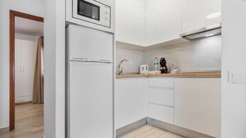 Kühlschrank, Mikrowelle, Herdplatte, Wasserkocher mit Kaffee-/Teezubehör