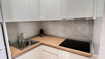 Fridge, microwave, stovetop, coffee/tea maker