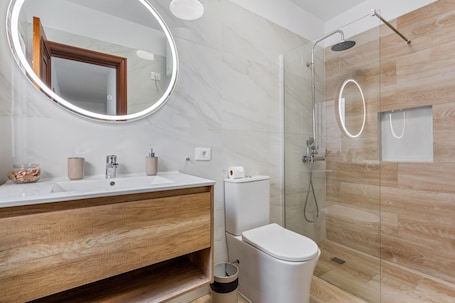 Shower, hair dryer, towels. Vacation Apartment 'Precioso Atico Vista Teide' with Mountain View, Wi-Fi and Air Conditioning