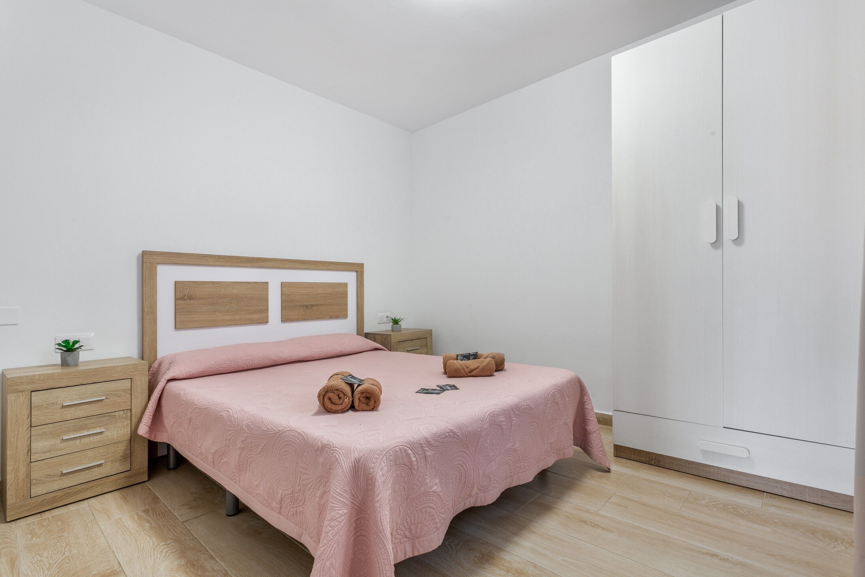 Een strijkplank/strijkijzer, wifi, beddengoed