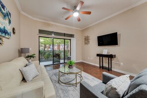 Televisión y chimenea 