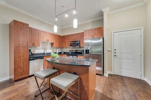 ثلاجة، ميكروويف، فرن، موقد طهي مسطح