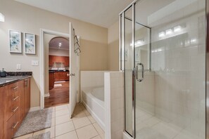 Hair dryer, towels, soap, shampoo - GV001 – World Cup Stay - 20 min to AT&T - Sleeps 3 - Free Parking (Grapevine)