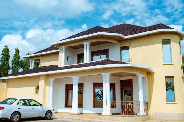 Vista frontal de la propiedad