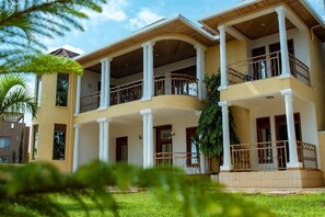 Front of property - Elegant Villa Apart (Kigali)