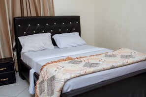 Comfort Room, City View | Iron/ironing board