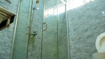 Hausschuhe, Handtücher, Seife, Toilettenpapier