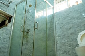 Chaussons, serviettes fournies, savon, papier toilette