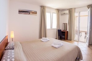 ห้องคลาสสิกสตูดิโอ, ระเบียง, วิวทะเล | พื้นที่ทำงานแบบใช้แล็ปท็อป