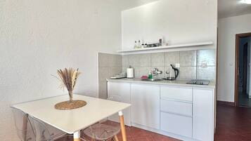 Departamento Confort, balcón, vista al mar | Cocina privada | Refrigerador con congelador, parrilla de estufa y utensilios de cocina