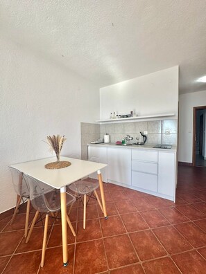 Comfort Apartment, Balcony, Sea View | Private kitchen