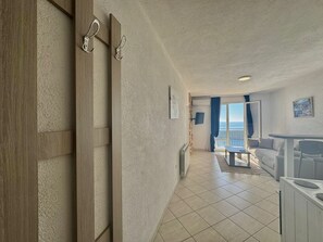 Departamento estándar, balcón, vista al mar | Escritorio, espacio para trabajar con laptop y wifi gratis
