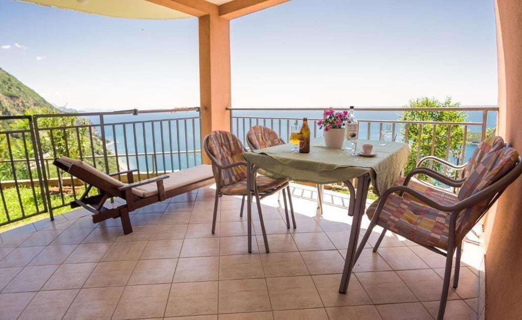 Estudio clásico, balcón, vista al mar | Escritorio, espacio para trabajar con laptop y wifi gratis 