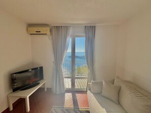 Apartamento Confort, balcón, vistas al mar | Escritorio, espacio para trabajar con un portátil, wifi gratis