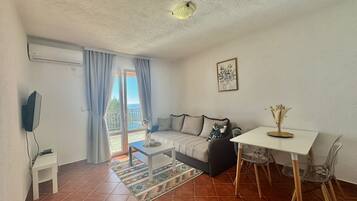 Apartamento familiar, balcón, vistas al mar | Escritorio, espacio para trabajar con un portátil, wifi gratis