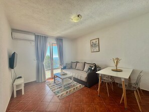Apartamento familiar, balcón, vistas al mar | Escritorio, espacio para trabajar con un portátil, wifi gratis