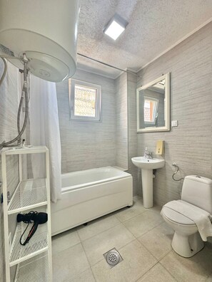 ดีลักซ์อพาร์ทเมนท์, ระเบียง | ห้องน้ำ | ฝักบัว, ของใช้ในห้องน้ำฟรี, สบู่, กระดาษชำระ