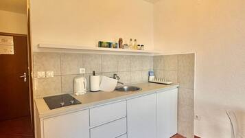 Täysikokoinen jääkaappi, liesi, keittoastiat/astiat/ruokailuvälineet