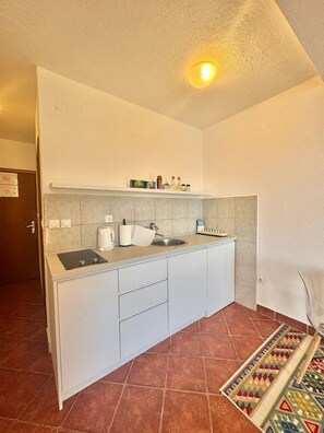 Großer Kühlschrank, Herdplatte, Kochgeschirr/Geschirr/Besteck