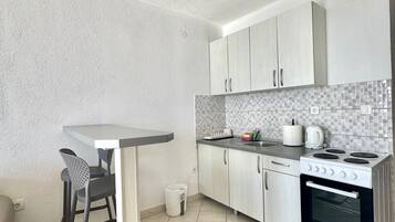 Apartamento estándar, balcón, vistas al mar | Cocina privada | Frigorífico grande, placa de cocina y utensilios de cocina