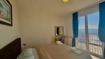 Departamento estándar, balcón, vista al mar | Escritorio, espacio para trabajar con laptop y wifi gratis