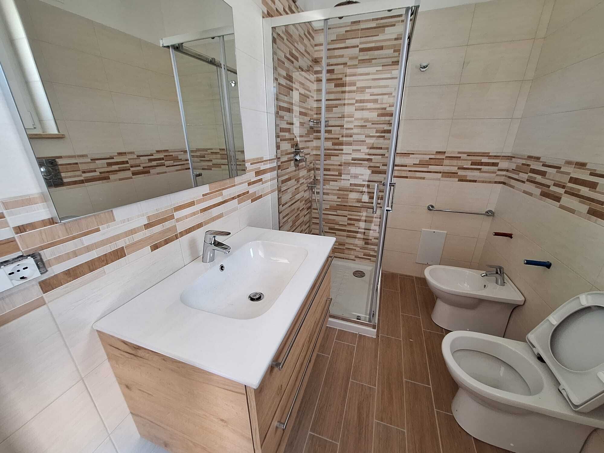 Douche, bidet, serviettes fournies, savon