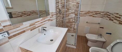 Douche, bidet, serviettes fournies, savon