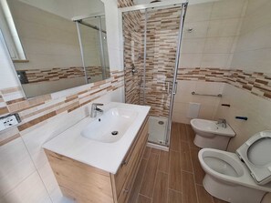 Dusche, Bidet, Handtücher, Seife