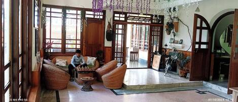 Deluxe tweepersoonskamer, balkon, uitzicht op bergen | Woonruimte