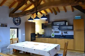 Fridge, microwave, oven, stovetop - Characterful Cottage in Nature with Lake View, Private Pool & Wi-Fi (Bourg de Visa)