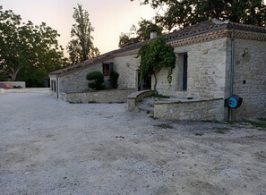 Exterior - Characterful Cottage in Nature with Lake View, Private Pool & Wi-Fi (Bourg de Visa)