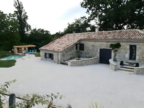 Characterful Cottage in Nature with Lake View, Private Pool & Wi-Fi