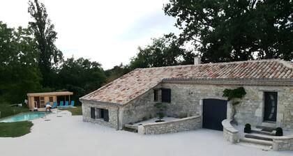 Characterful Cottage in Nature with Lake View, Private Pool & Wi-Fi