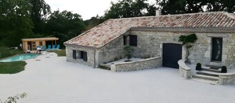 Characterful Cottage in Nature with Lake View, Private Pool & Wi-Fi