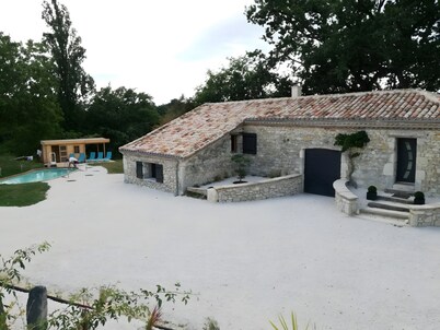 Characterful Cottage in Nature with Lake View, Private Pool & Wi-Fi